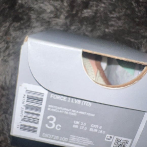 Air Force 1 LV8. Never Worn. 3c - Picture 3 of 3